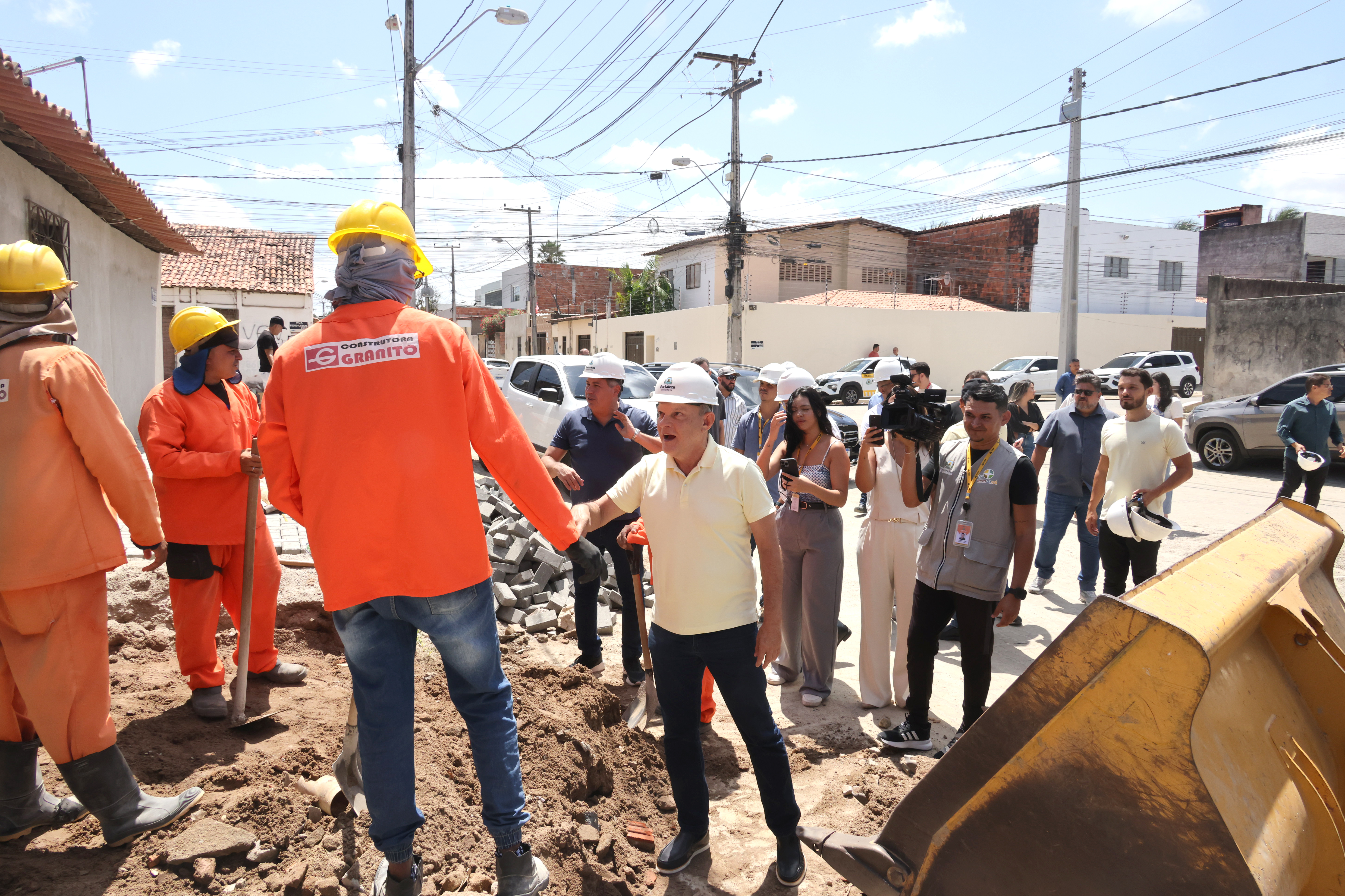 sarto cumprimenta um operário na obra